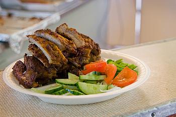 Speise mit Fleisch und Salat